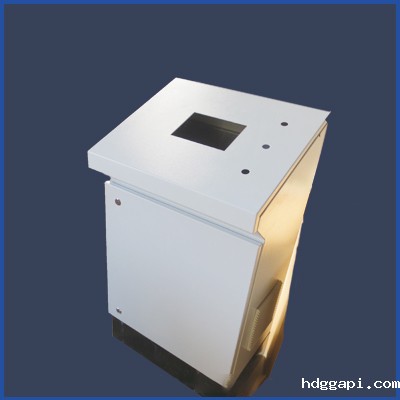 使用高低压成套电气设备应采取哪些的措施？